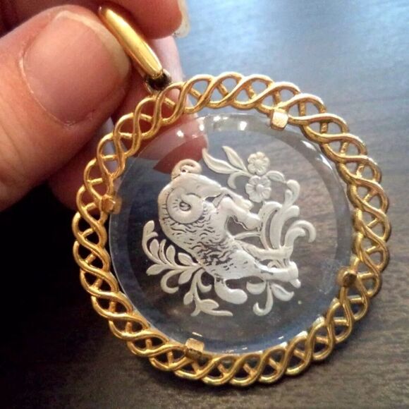 VINTAGE SIGNED CROWN TRIFARI REVERSE CUT GLASS RAM 2 3/8" PENDANT ONLY - Picture 1 of 4